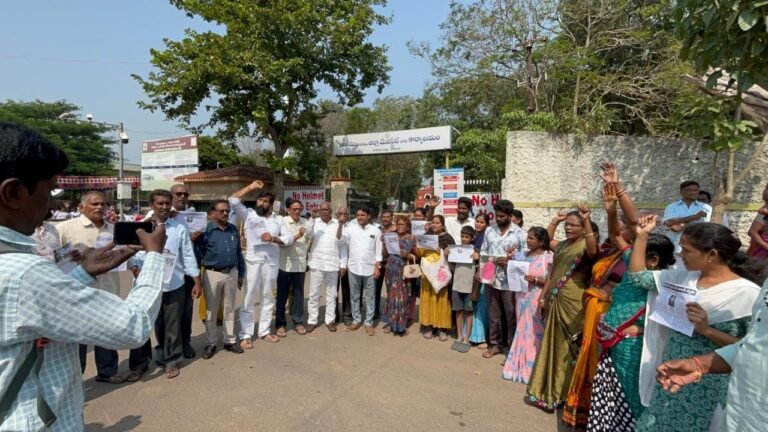 జనసేన నాయకుడి ఇంట్లో బాలుడి అనుమానాస్పద మృతి, దర్యాప్తు కోసం ఆందోళన