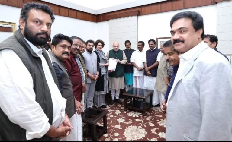 అక్కడ అన్ని పార్టీలు ఒక్కటే, మరిక్కడ ఇలా కలిసెళ్లి విజయవాడ వరద సహాయం అడగలరా?