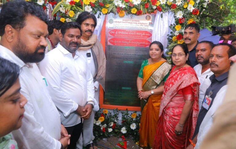 జోరు వాన, జారుతున్న బురదలోనూ పవన్ ముందుకే!