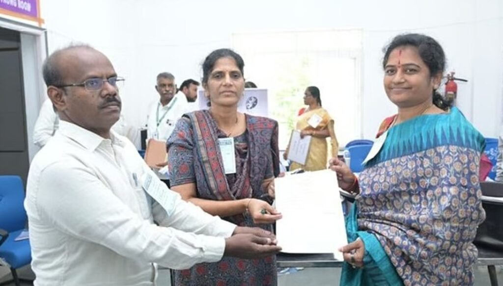 
గెలుపు ధృవీకరణ పత్రం అందుకుంటున్న మారెడ్డి లతారెడ్డి